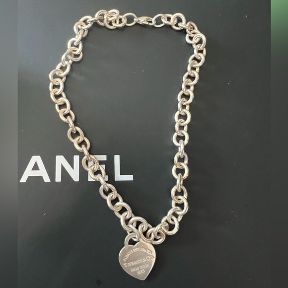 Tiffany & Co heart tag chain link necklace in silver - Picture 3 of 5